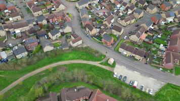 hög vinkel antal fot av bostads- hem på central helgon neots Cambridgeshire. England Storbritannien. Mars 21:a, 2024 video