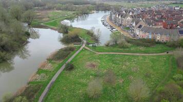 hög vinkel antal fot av bostads- hem på central helgon neots Cambridgeshire. England Storbritannien. Mars 21:a, 2024 video