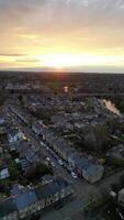 aéreo vertical imágenes de iluminado Cambridge ciudad centrar a noche. Inglaterra Reino Unido. marzo 21, 2024 video