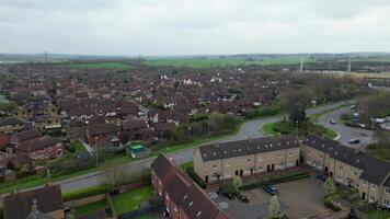 hög vinkel antal fot av bostads- hem på central helgon neots Cambridgeshire. England Storbritannien. Mars 21:a, 2024 video