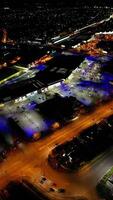 aereo verticale metraggio di illuminato Cambridge città centro a notte. Inghilterra UK. marzo 21, 2024 video