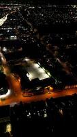antenn vertikal antal fot av upplyst cambridge stad Centrum på natt. England Storbritannien. Mars 21:a, 2024 video