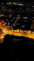 aérien verticale métrage de illuminé Cambridge ville centre à nuit. Angleterre Royaume-Uni. Mars 21, 2024 video