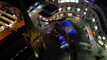 aérien métrage de illuminé grand bâtiments pendant nuit à central Birmingham ville de Angleterre génial grande-bretagne. Mars 30e, 2024 video