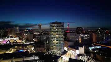 antenn antal fot av upplyst lång byggnader under natt på central birmingham stad av England bra Storbritannien. Mars 30:e, 2024 video