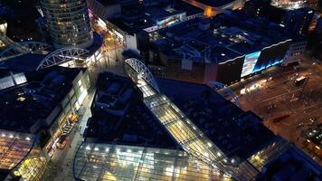 antenn antal fot av upplyst lång byggnader under natt på central birmingham stad av England bra Storbritannien. Mars 30:e, 2024 video