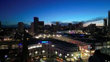 aérien métrage de illuminé grand bâtiments pendant nuit à central Birmingham ville de Angleterre génial grande-bretagne. Mars 30e, 2024 video