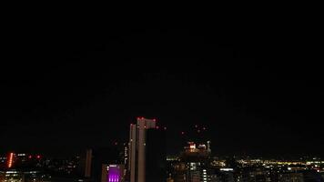 aereo metraggio di illuminato alto edifici durante notte a centrale Birmingham città di Inghilterra grande Gran Bretagna. marzo 30, 2024 video