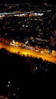 aéreo vertical cenas do iluminado Cambridge cidade Centro às noite. Inglaterra Reino Unido. marcha 21, 2024 video