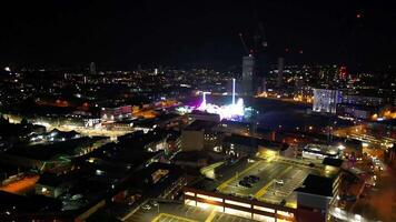 antenn antal fot av upplyst lång byggnader under natt på central birmingham stad av England bra Storbritannien. Mars 30:e, 2024 video