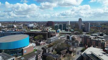 hög vinkel antal fot av central coventry stadens centrum byggnader på stad Centrum av England förenad rike. Mars 30:e, 2024 video