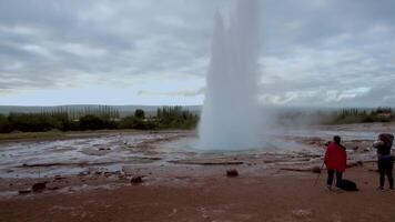 géisir restringir dentro Islândia. a strokkur gêiser em erupção às a haukadalur geotérmico área, parte do a dourado círculo rota, dentro Islândia. strokkur géisir gêiser em a sul oeste Islândia. 4k video