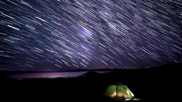 Zeit Ablauf von Star Wanderwege im das Nacht Himmel. video