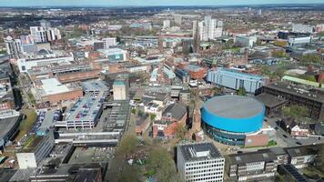 hoch Winkel Aufnahmen von zentral Coventry Innenstadt Gebäude beim Stadt Center von England vereinigt Königreich. März 30., 2024 video