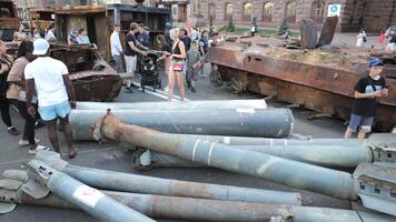 Kiev, ukraina - aug 22, 2022. förstörd ryska militär Utrustning i de Centrum av kyiv på khreshchatyk. människor inspektera och fotografera fångad ryska tankar på ukrainska oberoende dag. video