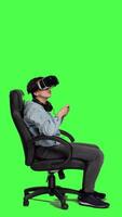 profil spelare njuter cyberrymden gaming konkurrens med vr glasögon på smartphone app, spelar mobil video spel med interaktiv virtuell verklighet headset. kvinna spelar turnering, grönskärm. kamera a.