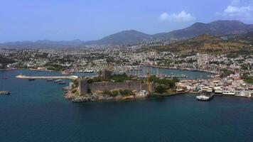 antenn se av bodrum slott i Kalkon. Drönare flygande över hav bukt och de slott. bodrum är en populär turist destination i de turkiska rivieran. video