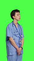 sida se missnöjd sjuksköterska ordspråk Nej och suck mot grönskärm bakgrund, verkande besviken medan hon bär blå skrubbar. medicinsk assistent med expertis visar negativ gest, varelse trött. kamera b. video