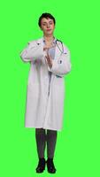 främre se kvinna läkare håller på med Paus gest mot grönskärm bakgrund, be för en arbete ha sönder efter flera olika undersökningar. läkare som visar paus eller sluta symbol, känsla trött. kamera a. video