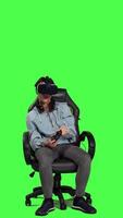 främre se kvinna fira henne mästerskap vinna med vr headsetet och kontroller, spelar video spel cyber Plats turnering mot grönskärm bakgrund. gamer känsla glad handla om seger. kamera a.