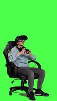 kant visie speler genieten van cyberspace gaming wedstrijd met vr bril Aan smartphone app, spelen mobiel video spellen met interactief virtueel realiteit hoofdtelefoon. vrouw Toneelstukken toernooi, groene scherm. camera a.