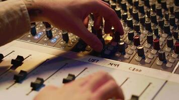 ljud designer manipulera ljud effekter till förbättra låtar på audio inspelningar, bearbetning och blandning spår till skapa en ny låt. professionell expert- Arbetar i kontrollera rum på studio. kamera a. video