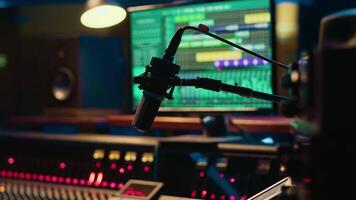 esvaziar profissional gravação estúdio com audio Programas em pc e ao controle escrivaninha botões ou controles deslizantes. técnico equipamento usava para misturar e mestre faixas, edição dentro postar Produção. video