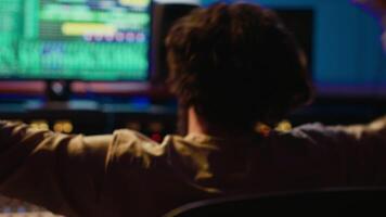 glad energisk audio ingenjör dans på hans egen musik skapande i professionell studio, redigering en inspelning på blandning trösta och daw programvara. ljud designer bearbetning spår. kamera a. video