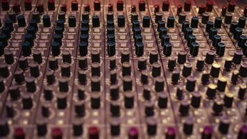 controle kamer paneel bord met toetsen en overstappers dienen net zo mechanisch en technisch uitrusting van opname en menging geluid. leeg professioneel geluiddicht muziek- studio. video