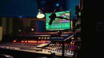 musik inspelning studio kontrollera rum med pre amp knoppar Begagnade för volym nivå justeringar. stereo Utrustning som utjämnare, mixer, växlare och skjutreglage är drivs i posta produktion. video