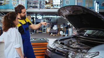 retrato de sonriente africano americano mecánico en garaje utilizando tableta a seguir Lista de Verificación mientras haciendo mantenimiento en cliente coche. contento experto en auto reparar tienda lo hace chequeo en vehículo foto