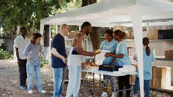 voluntario individuos ayudar el Menos afortunado a un comida banco. comida donaciones son repartido por voluntarios en un simpático manera, ejemplificando el espíritu de comunidad y Caritativo trabajar. foto