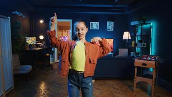 linda niño prensado grabar botón en rodaje equipo, haciendo danza tutorial para otro niños acecho su en línea social medios de comunicación contenido. medios de comunicación estrella grabación vídeo focalización Generacion z los usuarios foto