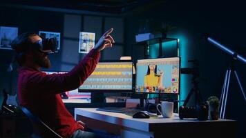 foto editor utilizando virtual realidad tecnología a vistazo mediante Sesión de fotos imágenes a encontrar y reparar defectuoso lugares. fotógrafo edición imágenes con alto tecnología vr auriculares dispositivo