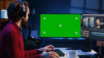 camarógrafo utilizando profesional software en croma llave ordenador personal a crear visual efectos para vídeo proyectos experto utilizando enviar producción tecnicas a editar crudo clips imágenes en aislado pantalla monitor foto