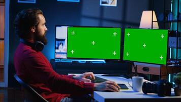 foto editor utilizando verde pantalla monitor a color correcto fotografias en creativo estudio. fotógrafo seleccionando mejor imágenes para editorial contenido con croma llave escritorio computadora