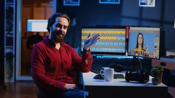 fotógrafo rodaje contenido para en línea transmisión plataforma, que se discute acerca de software usado a realizar imagen edición. foto editor grabación vídeo ofrecimiento consejos en haciendo fotografias ajustes