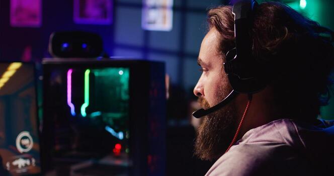 hombre utilizando auriculares micrófono a hablar con compañeros de equipo mientras jugando fps videojuego con pistola disparo láser balas. jugador chateando con Internet amigos mientras disfrutando sf juego, cerca arriba foto