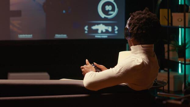 hombre obras de teatro primero persona tirador videojuego en inteligente televisión con pistola disparo a enemigos en oscuro atmosférico ajuste. jugador disfrutando pvp en línea multijugador juego con jugadores compitiendo en contra cada otro foto