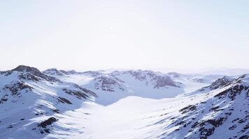 een majestueus met sneeuw bedekt berg tegen een Doorzichtig blauw lucht video