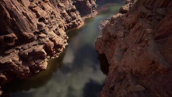 un' mozzafiato aereo Visualizza di un' maestoso fiume fluente attraverso un' sbalorditivo canyon video