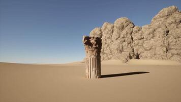 un' pilastro nel il mezzo di un' deserto video