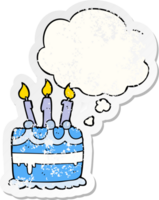 dibujos animados cumpleaños pastel con pensamiento burbuja como un afligido desgastado pegatina png