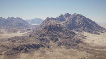 un aereo Visualizza di un' montagna gamma nel il deserto video