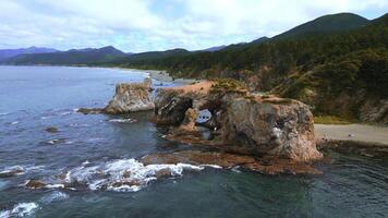 parte superior ver de hermosa costa con rocoso arcos acortar. increíble naturaleza de erosión en mar rocas en costa. salvaje playa con costero acantilados y Roca arcos foto