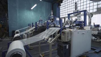 industrial producción de el plastico rejillas creativo. máquinas devanado termoplástico mallas hecho de polímeros montaje tienda de químico planta de polímero productos foto