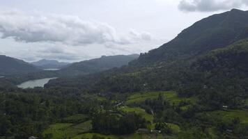 escénico ver de tropical montaña valle. acción. verde selvas tropicales con montañas y ríos hermosa ver de Valle con bosques y montañas en nublado verano clima foto