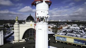 cohete en ciudad cuadrado en invierno. creativo. parte superior ver de Monumento a espacio vuelo en centrar de histórico cuadrado de ciudad. hermosa ver de cohete Monumento en honor de vuelo dentro espacio en invierno día foto