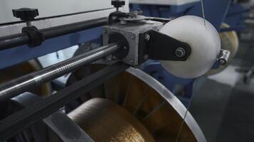 industrial máquina para devanado cobre cable en bobinas creativo. automatizado producción de metalúrgico planta con arremolinándose cobre alambres devanado de cobre cable en bobinas de industrial máquina foto