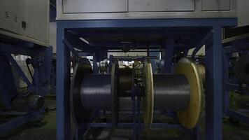 giratorio bobinas en industrial empresa. creativo. proceso de el plastico aleación y devanado de polímero varillas químico taller de industrial planta foto